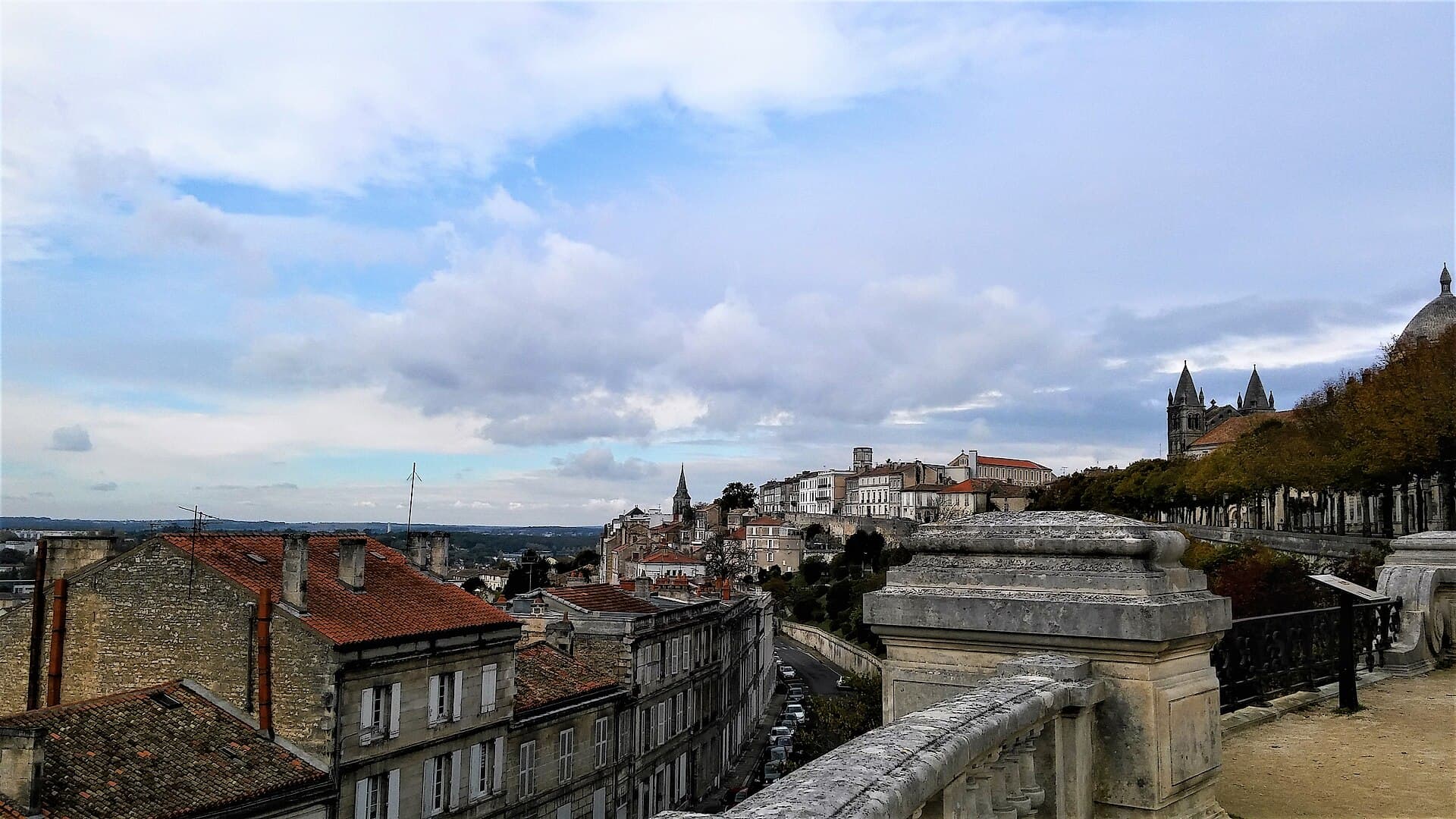 Vue en surplomb des toits de tuiles et des immeubles anciens d'Angoulême depuis les remparts