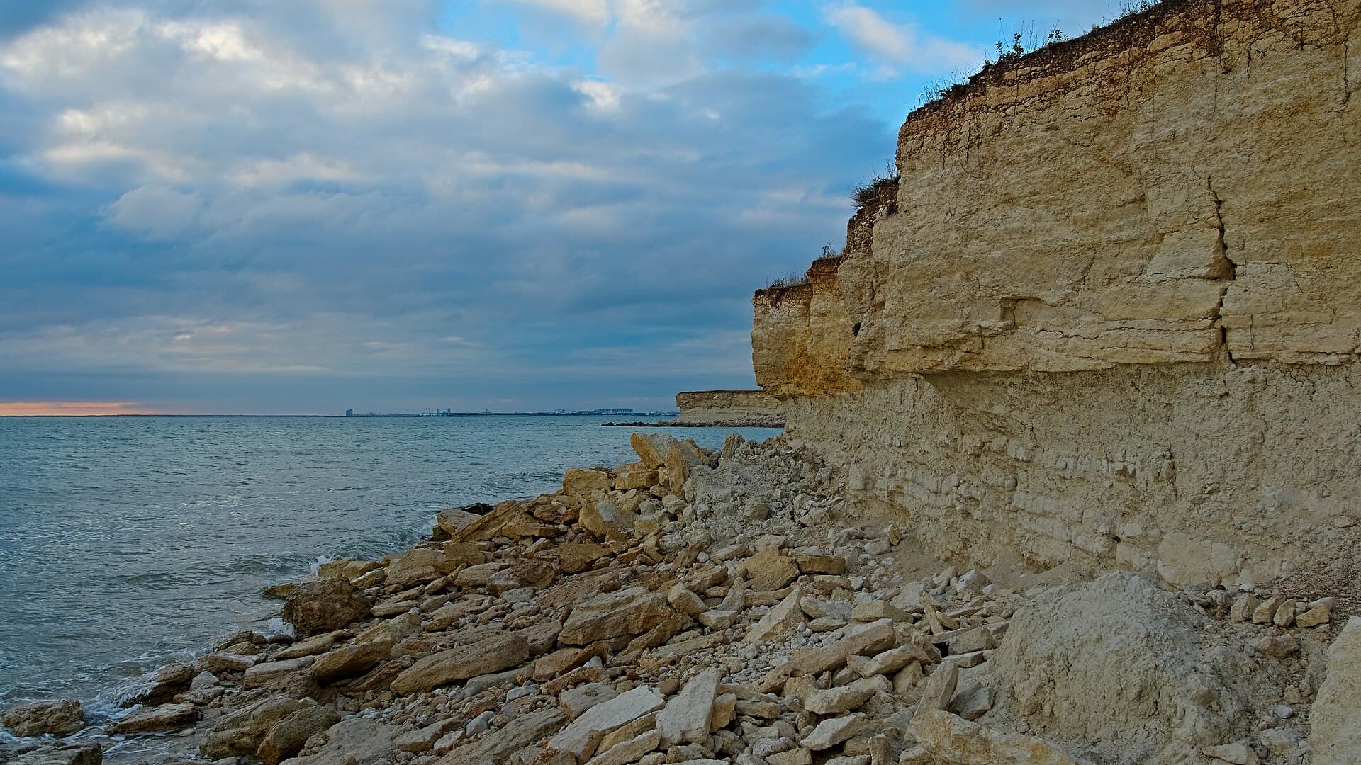 La falaise calcaire d'Angoulins-sur-Mer et son estran rocheux face à l'océan Atlantique, en fin de journée.
