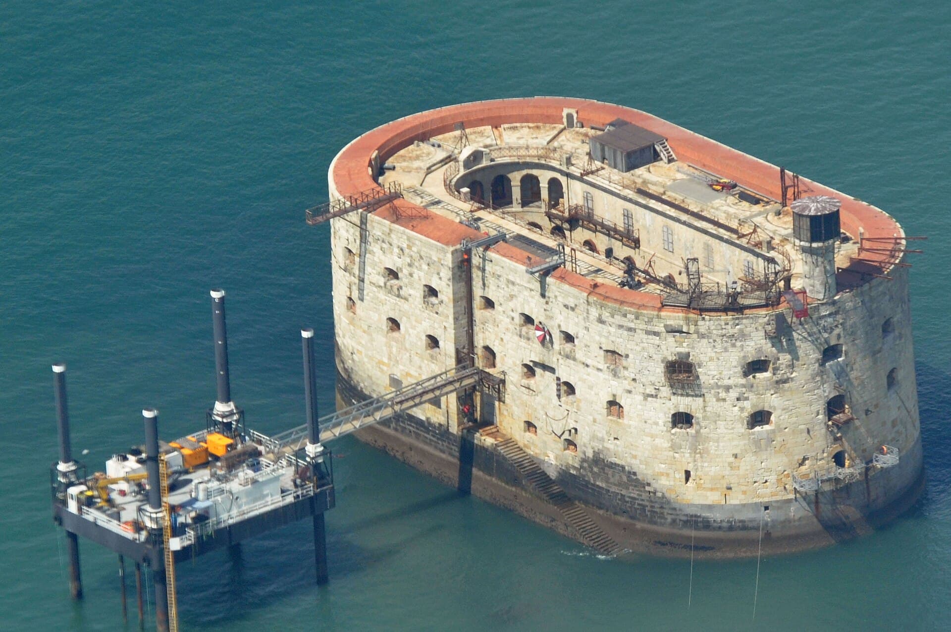 Vue aérienne du Fort Boyard, forteresse de pierre posée sur la mer turquoise au large de la Charente-Maritime